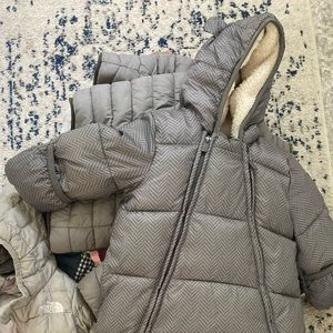 Like new, gap snowsuit 0-6 months, 0-3